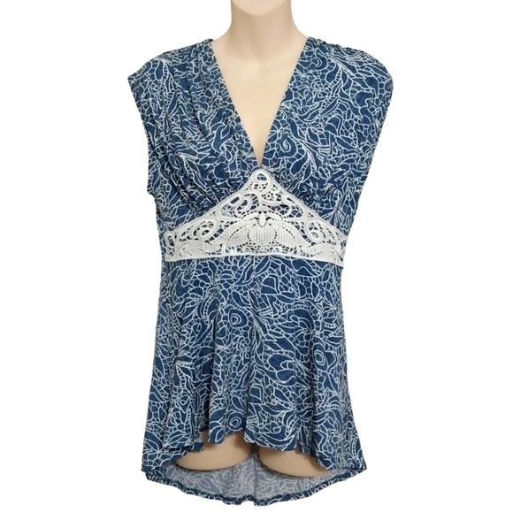 VENUS Tops - 🔵BOGO FREE🔵 Venus Sleeveless Hi Lo Blue White Top w Lace Sz XS